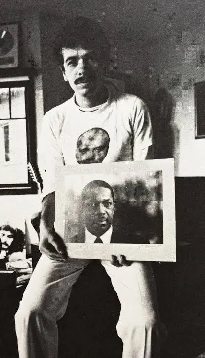 Carlos com uma foto de John Coltrane