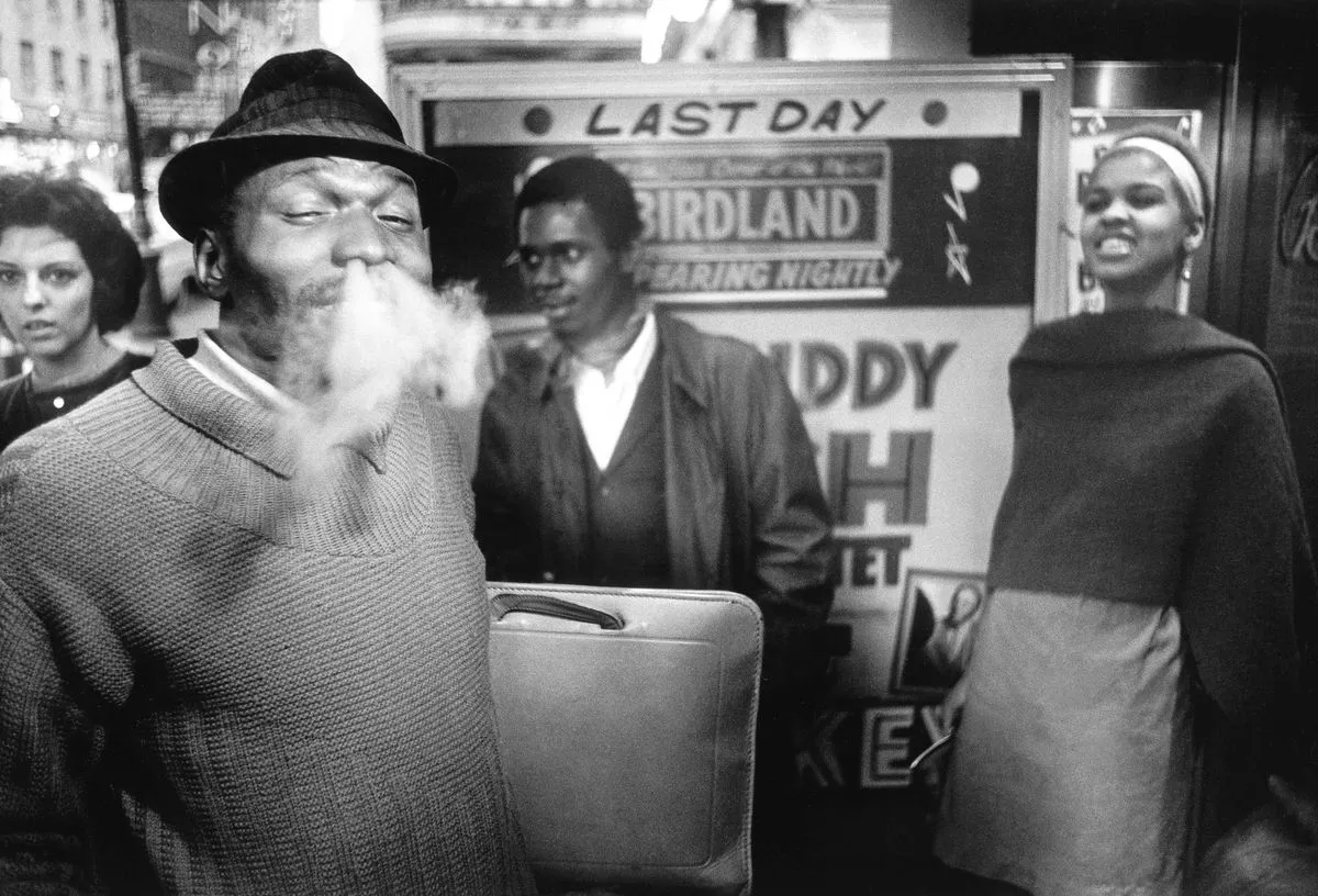 O baterista Elvin Jones fora de Birdland, Manhattan, Nova York. (William Claxton)