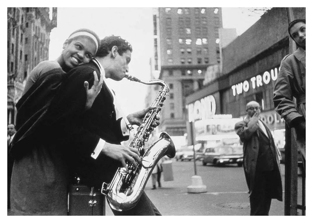 Saxofonista na Times Square, em Nova York. (William Claxton)
