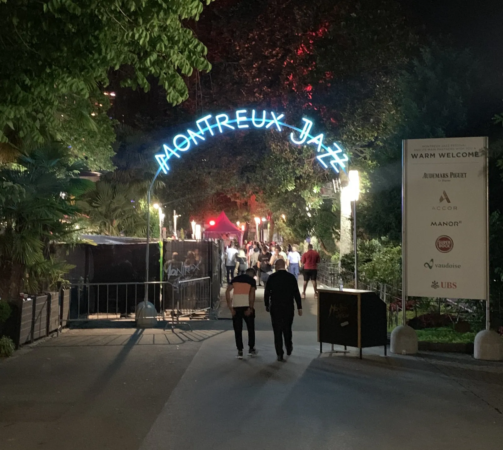O tímido pórtico de entrada do festival esconde a grandiosidade por trás do evento. Foto da edição de 2019