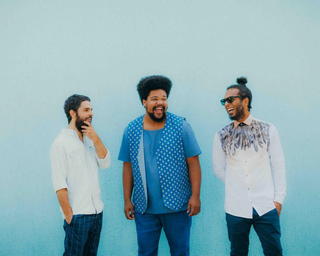 Hugo Medeiros (bateria), Amaro Freitas e Jean Elton (contrabaixo): descontração e amizade nos palcos