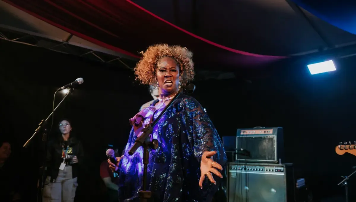 Queen Iretta se apresenta no palco de Blues