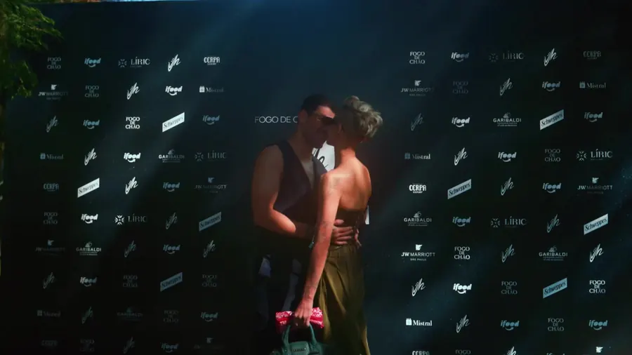 Backdrop: Todas as marcas na foto da noite