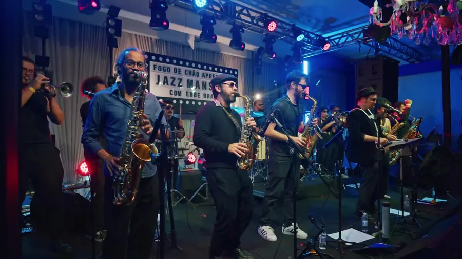 Naipe de metais no palco