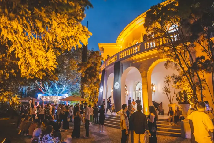 Mansão iluminada durante o festival